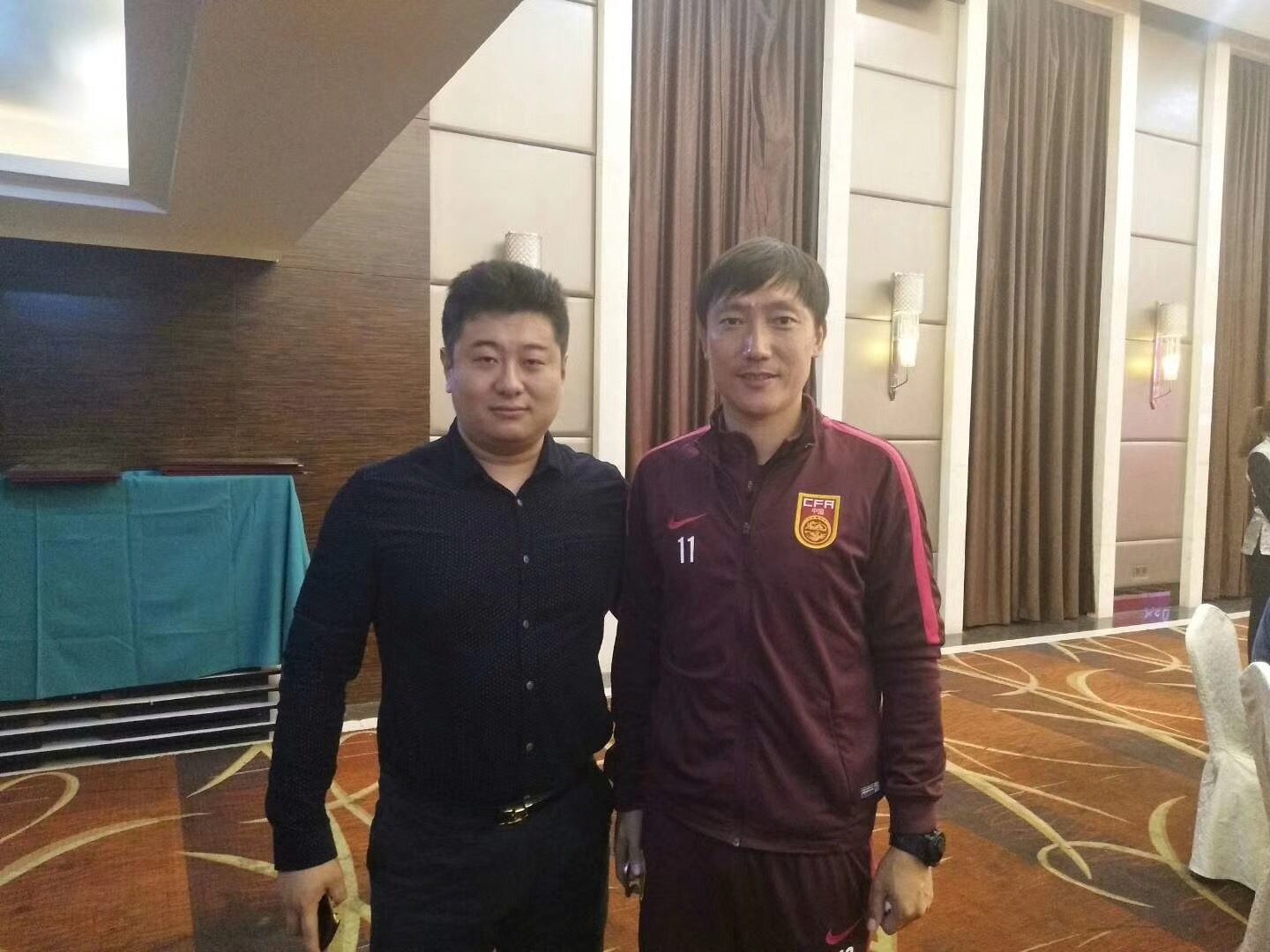 前中国国家足球队队员曲波与董事长陈鸿飞先生